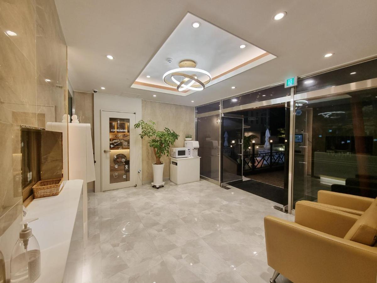 Trevi Hotel Чеджу Екстериор снимка