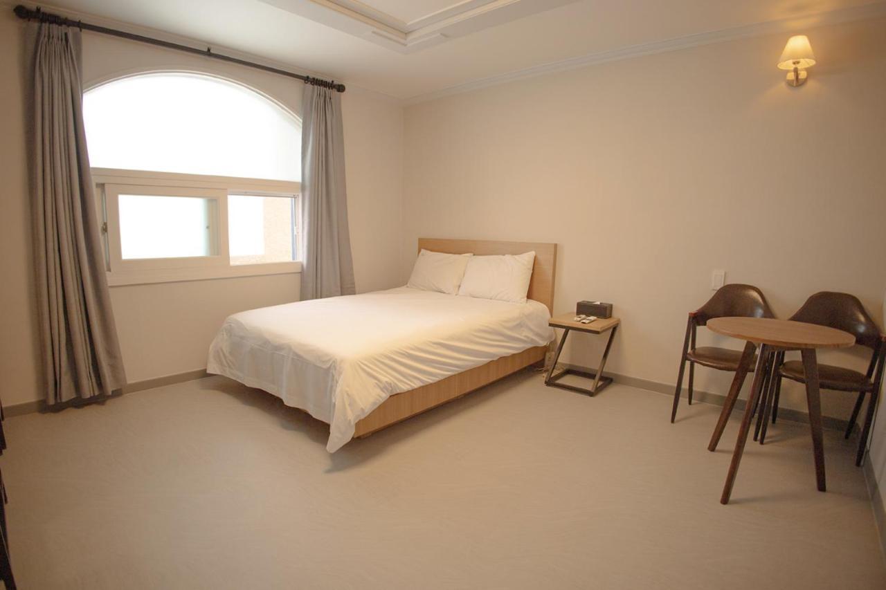 Trevi Hotel Чеджу Екстериор снимка