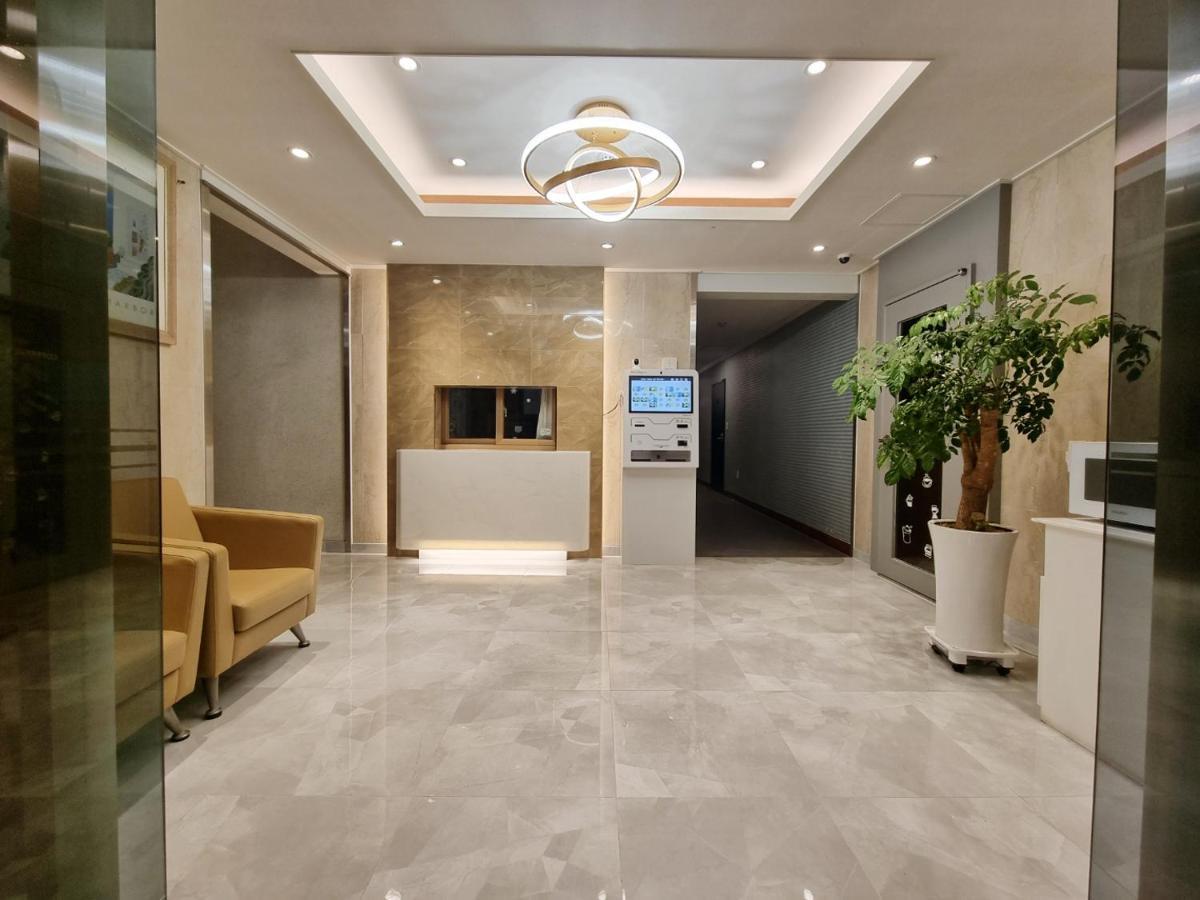 Trevi Hotel Чеджу Екстериор снимка