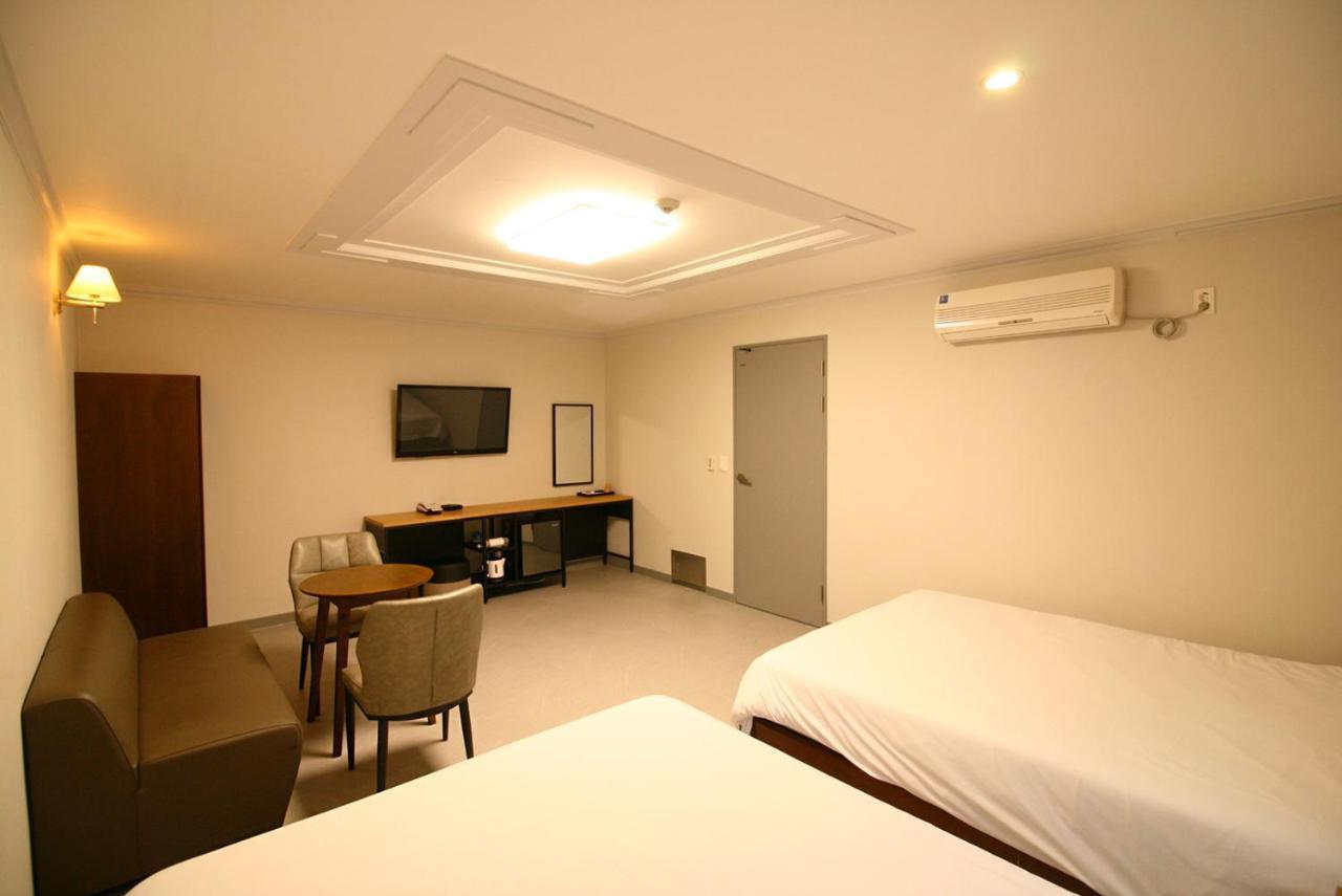 Trevi Hotel Чеджу Екстериор снимка
