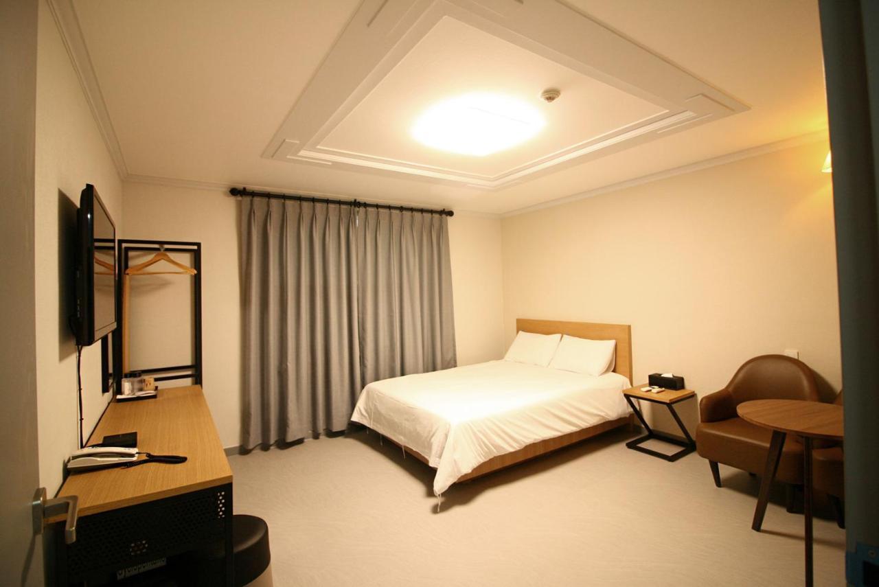 Trevi Hotel Чеджу Екстериор снимка