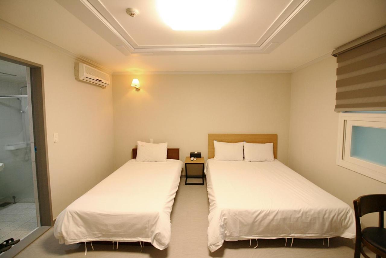 Trevi Hotel Чеджу Екстериор снимка