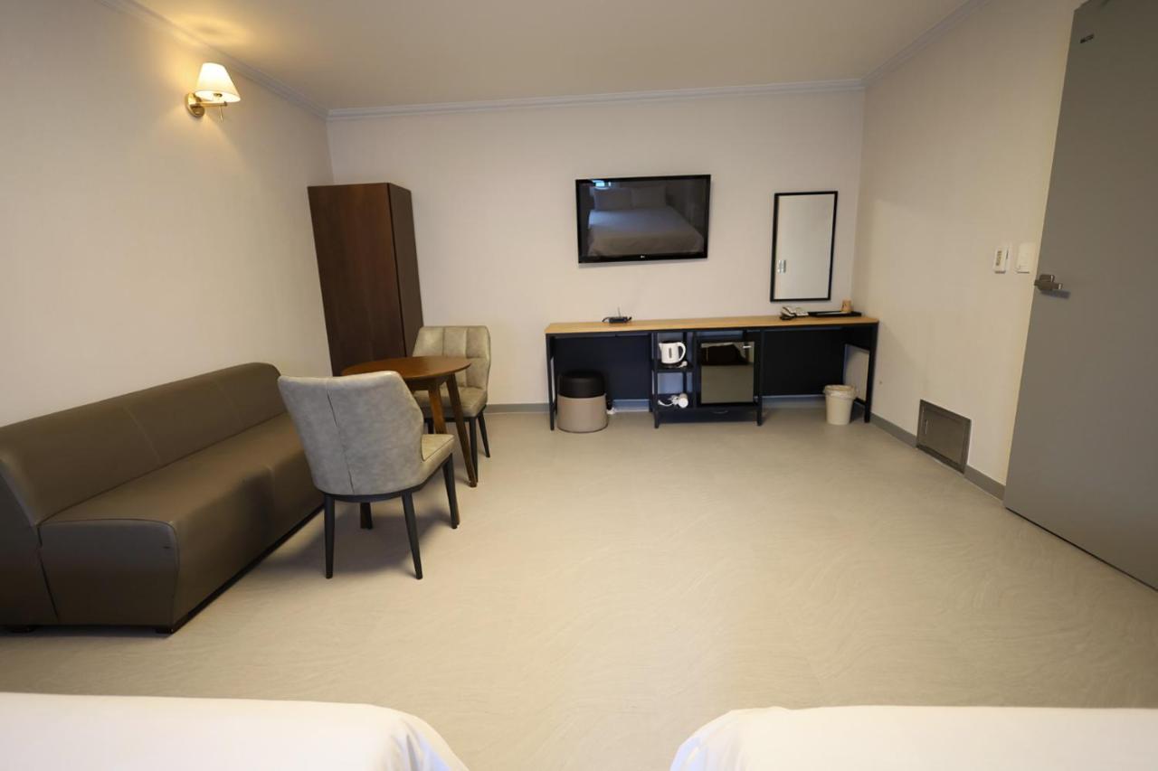 Trevi Hotel Чеджу Екстериор снимка