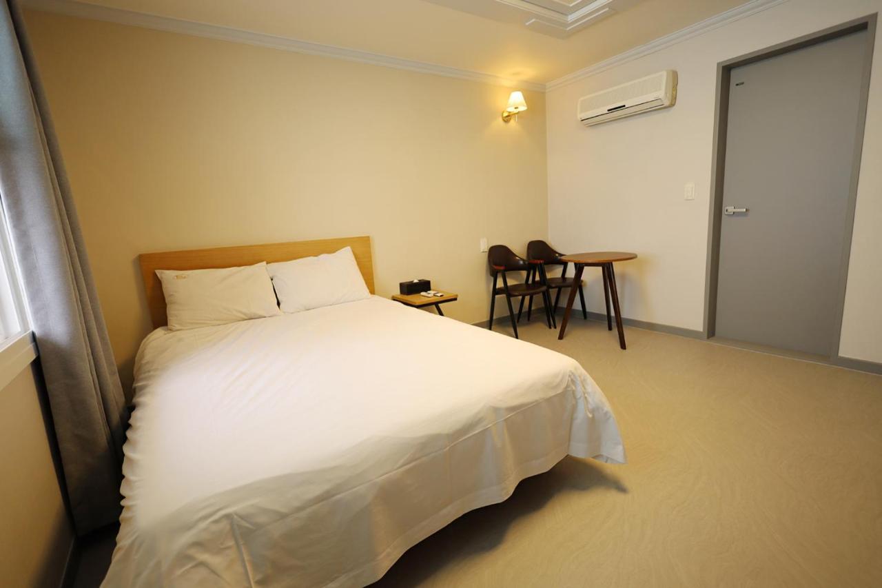 Trevi Hotel Чеджу Екстериор снимка