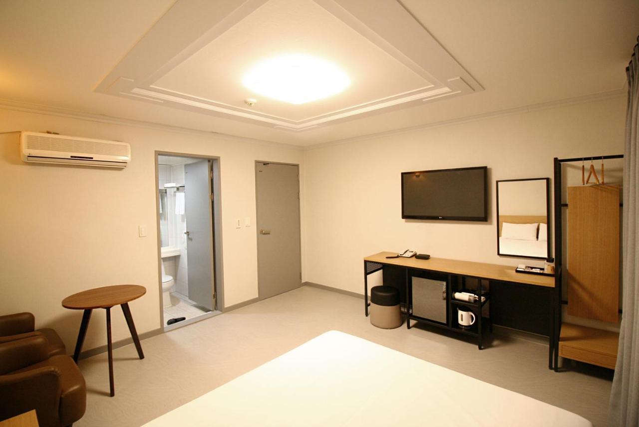 Trevi Hotel Чеджу Екстериор снимка