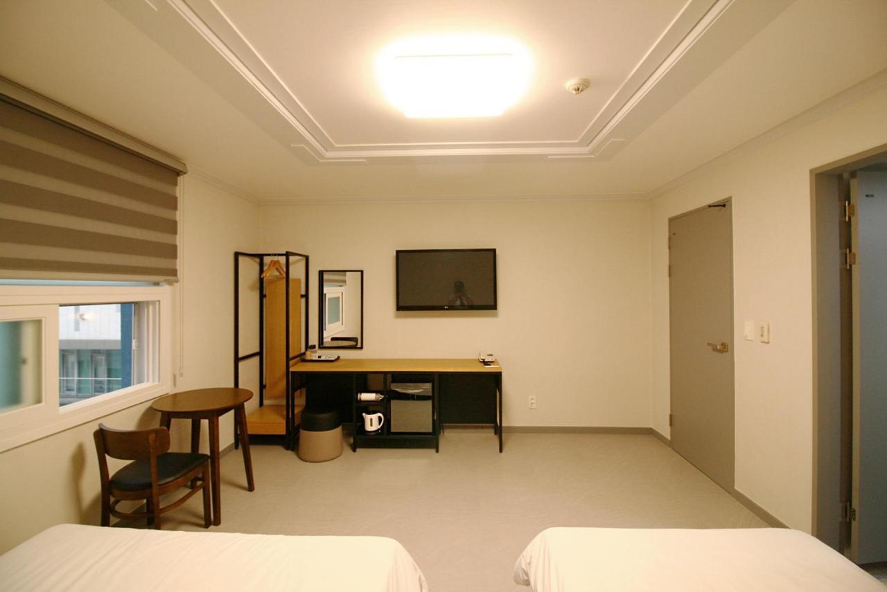 Trevi Hotel Чеджу Екстериор снимка