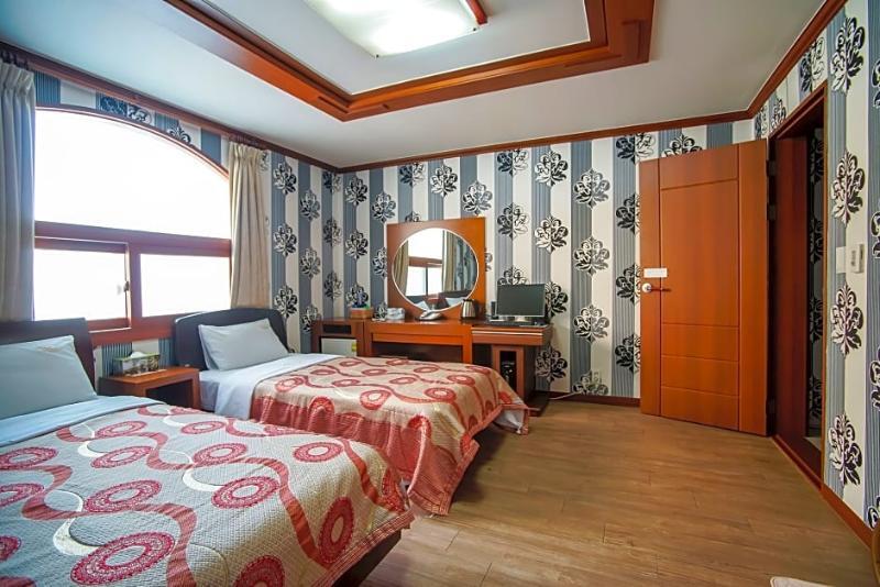 Trevi Hotel Чеджу Екстериор снимка