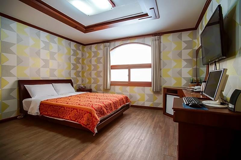 Trevi Hotel Чеджу Екстериор снимка