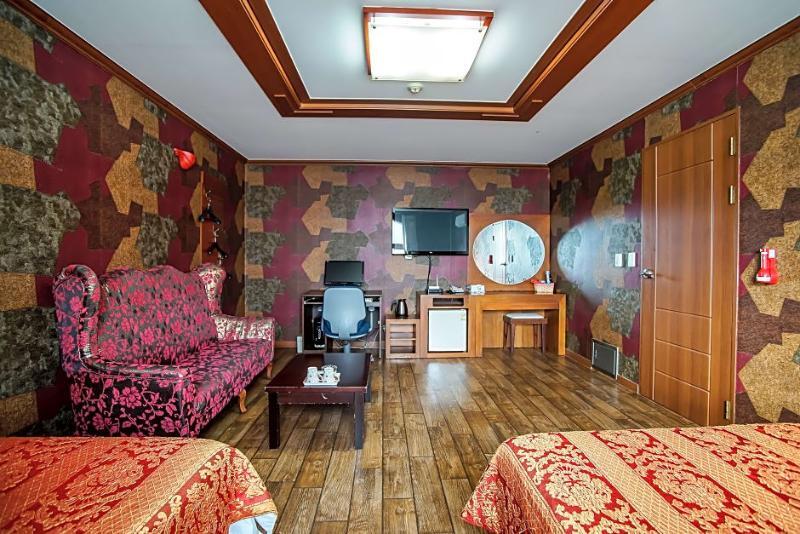 Trevi Hotel Чеджу Екстериор снимка