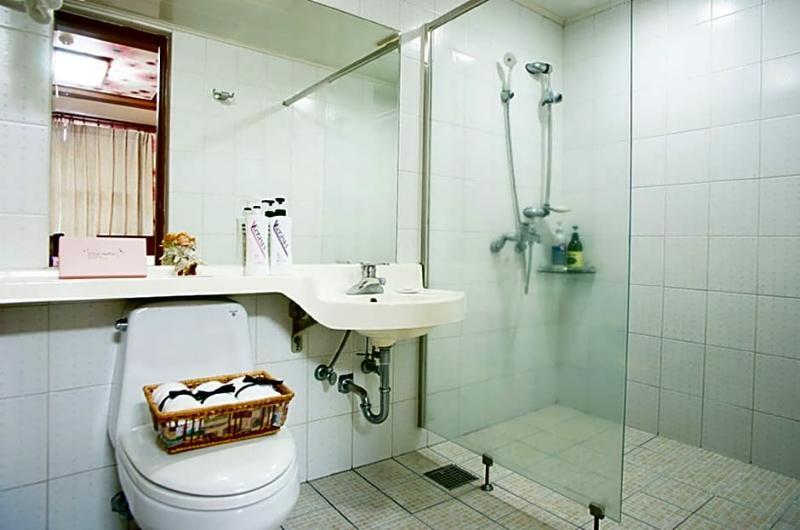 Trevi Hotel Чеджу Екстериор снимка