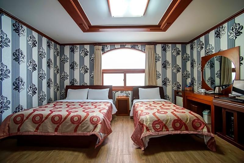 Trevi Hotel Чеджу Екстериор снимка