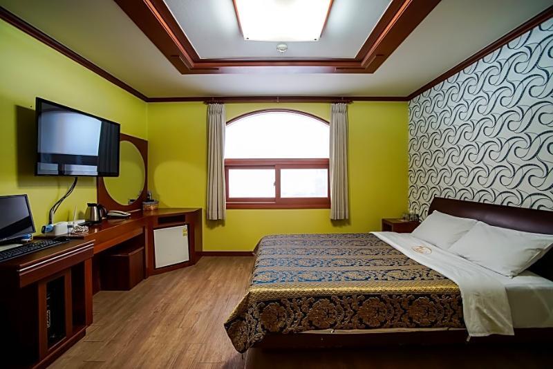 Trevi Hotel Чеджу Екстериор снимка